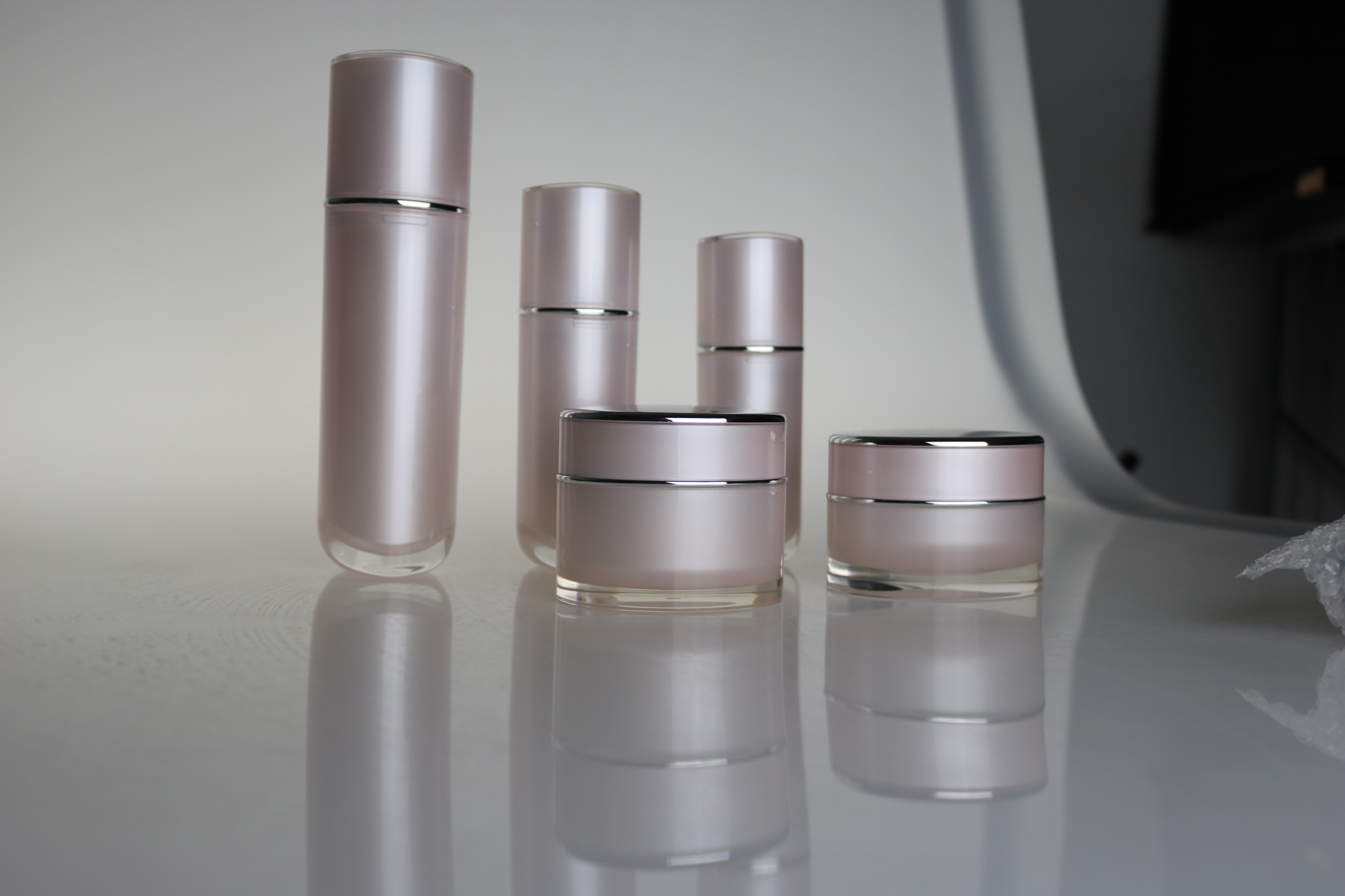 SG203 Luxury Pink Plastic Acrylic 30ml 50ml 100ml Cosmetic Skincare Series Airless Bottles